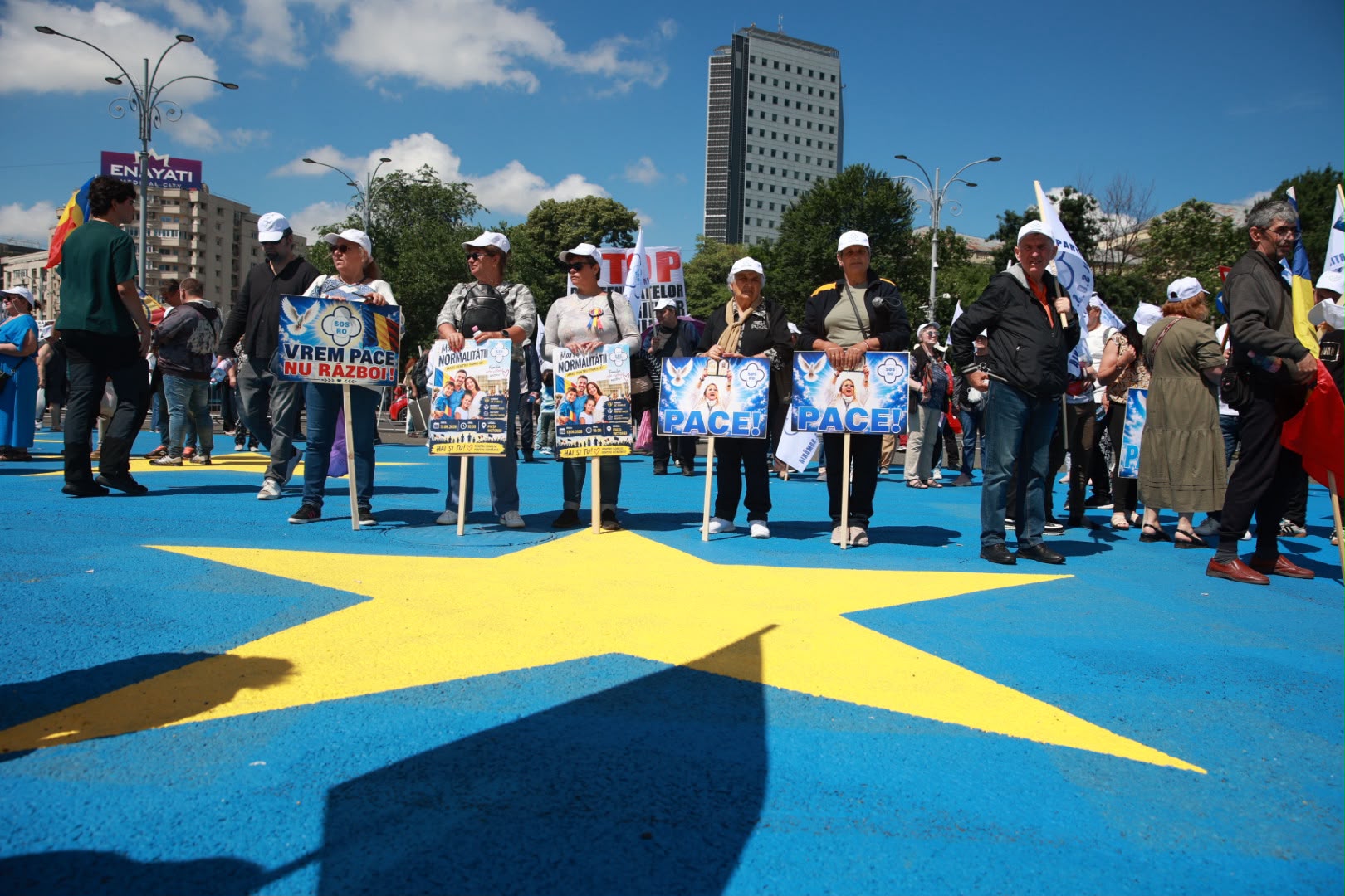 „Marșul Normalității”, condus de Diana Șoșoacă, a adunat câteva sute de oameni: scandări împotriva minorităților și a lui Ilie Bolojan