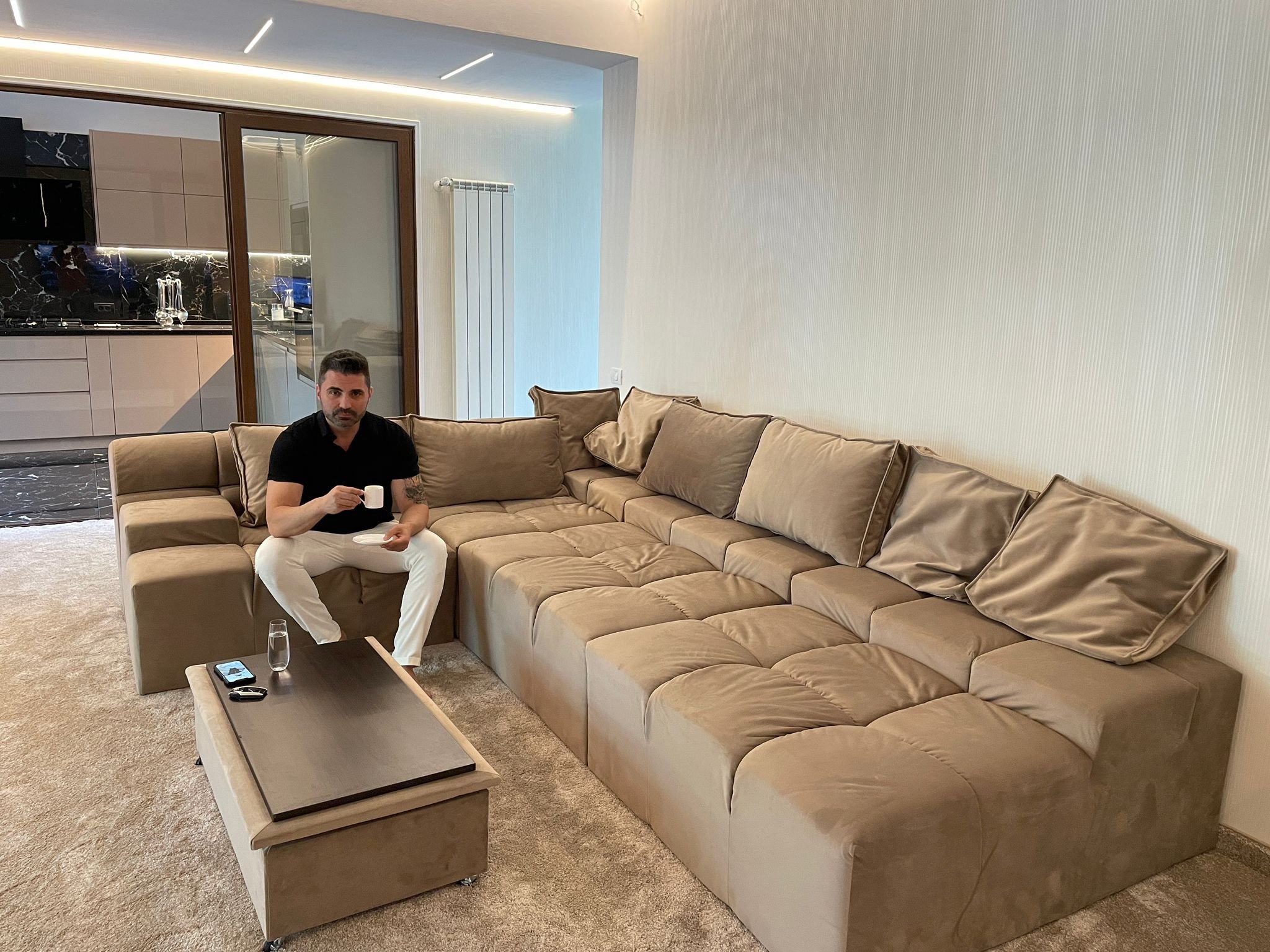 Imagini din casa în care locuiește Pepe. A transformat balcoanele în dressinguri: „Am băgat o căruță de bani”