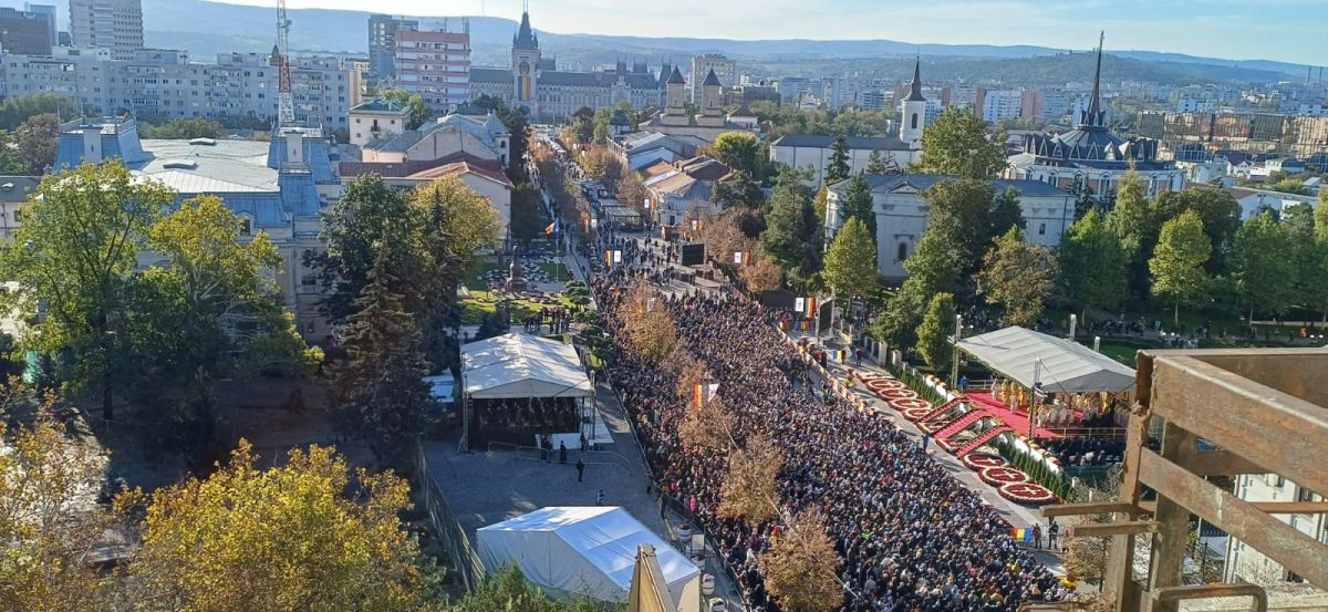 Imagini cu mii de pelerini care stau la coadă la moaștele Sfintei Parascheva, filmate cu drona