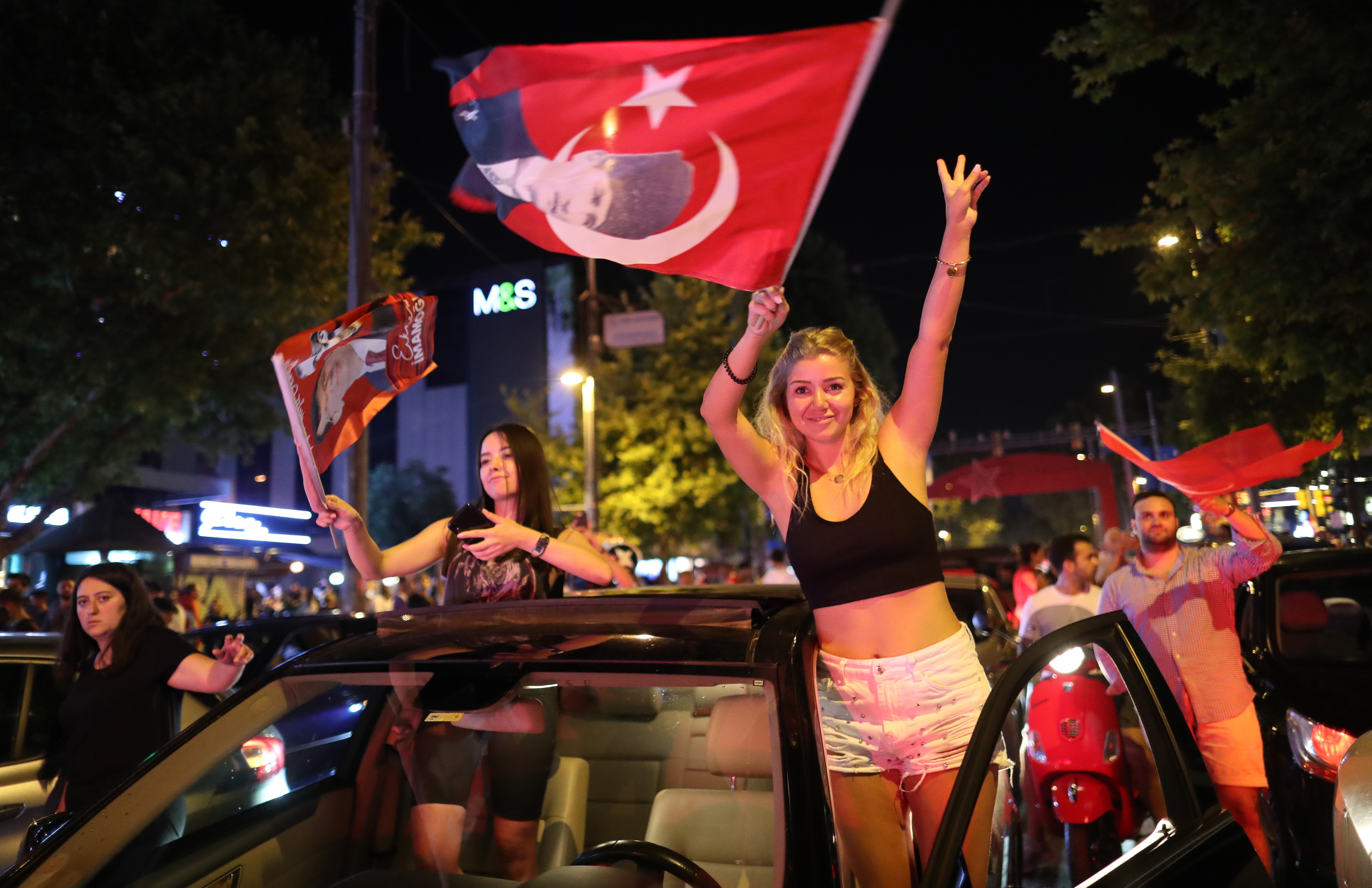 Zeci de mii de oameni au sărbătorit în stradă victoria opoziției la alegerile locale din Istanbul. Erdogan l-a felicitat pe câștigător