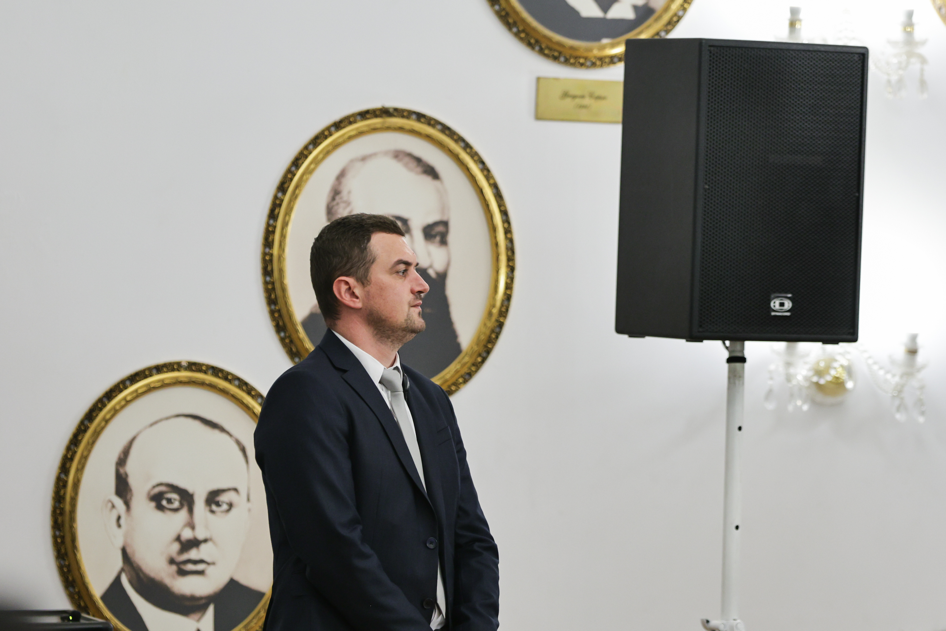 Cultul personalității la George Simion: de la „armata” care-l păzește de jurnaliști la autopromovarea insistentă a întâlnirilor cu lideri europeni REPORTAJ