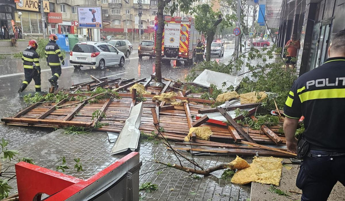 Codul roșu de furtuni a făcut prăpăd în Târgoviște: vântul a smuls și aruncat în stradă acoperișul unui bloc, zeci de copaci au fost puși la pământ