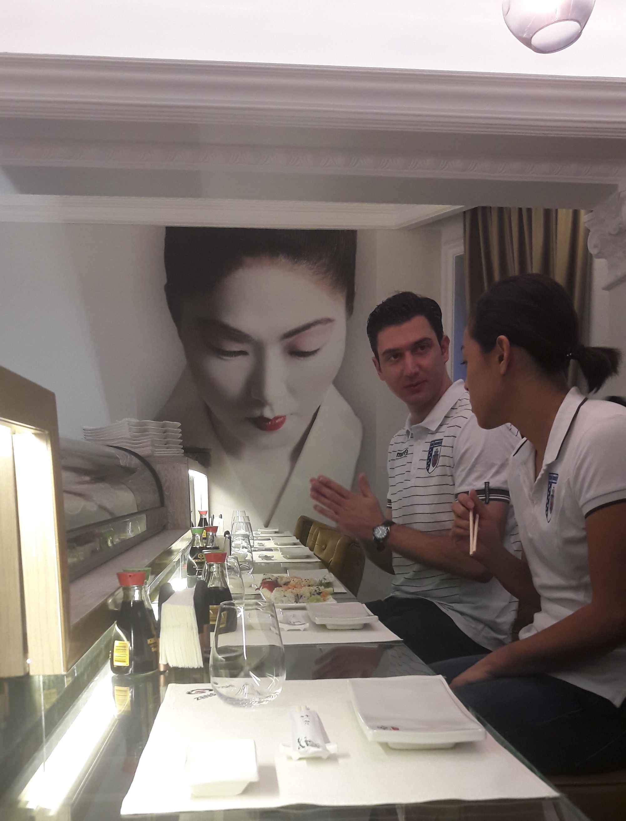 Volei CSM București. Antrenorul turc Ferhat Akbaș și jucătoarea japoneză Naoko Hashimoto au gătit sushi