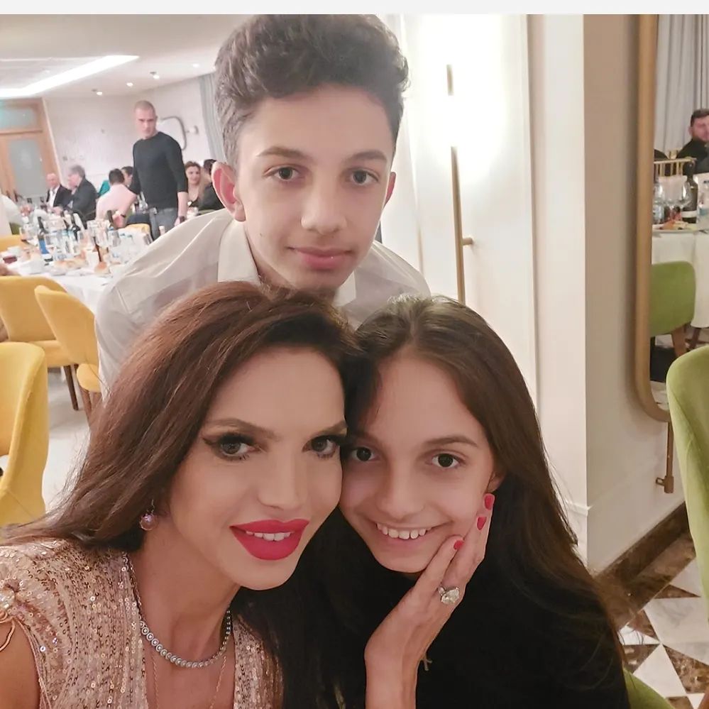 Cristina Spătar, prima fotografie alături de fiul soțului ei. Au pozat ca o adevărată familie