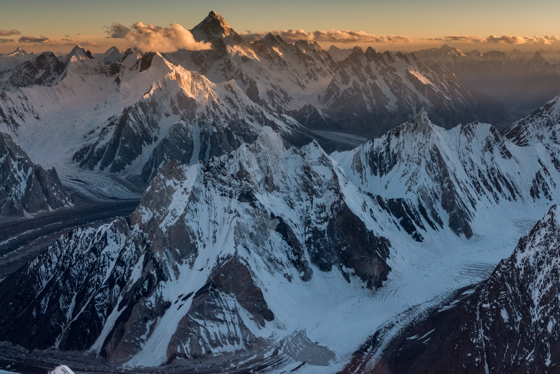 Alex Găvan atacă în condiții extreme un vârf din Himalaya / FOTO & VIDEO