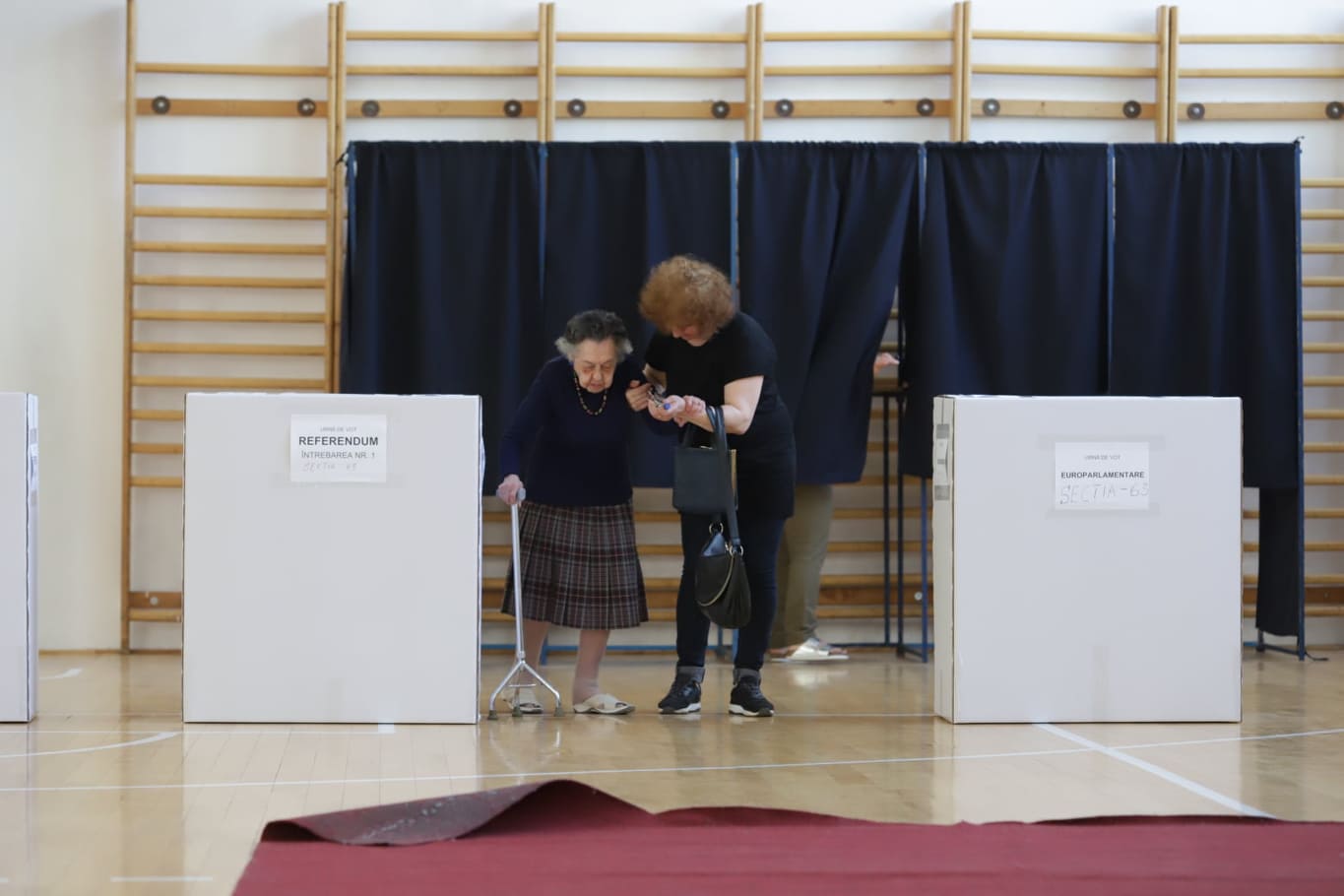 FOTO/ O bătrână de 97 de ani a mers să voteze în același timp cu Traian Băsescu