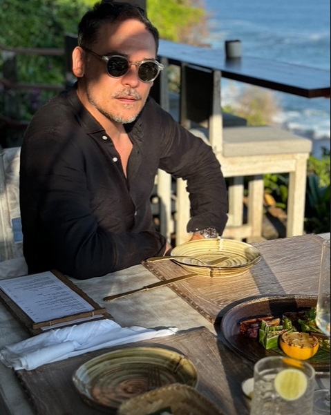 Cu cine s-a întâlnit Răzvan Simion în vacanța din Bali: „Total la întâmplare”. Prezentatorul e în luna de miere cu Daliana Răducan