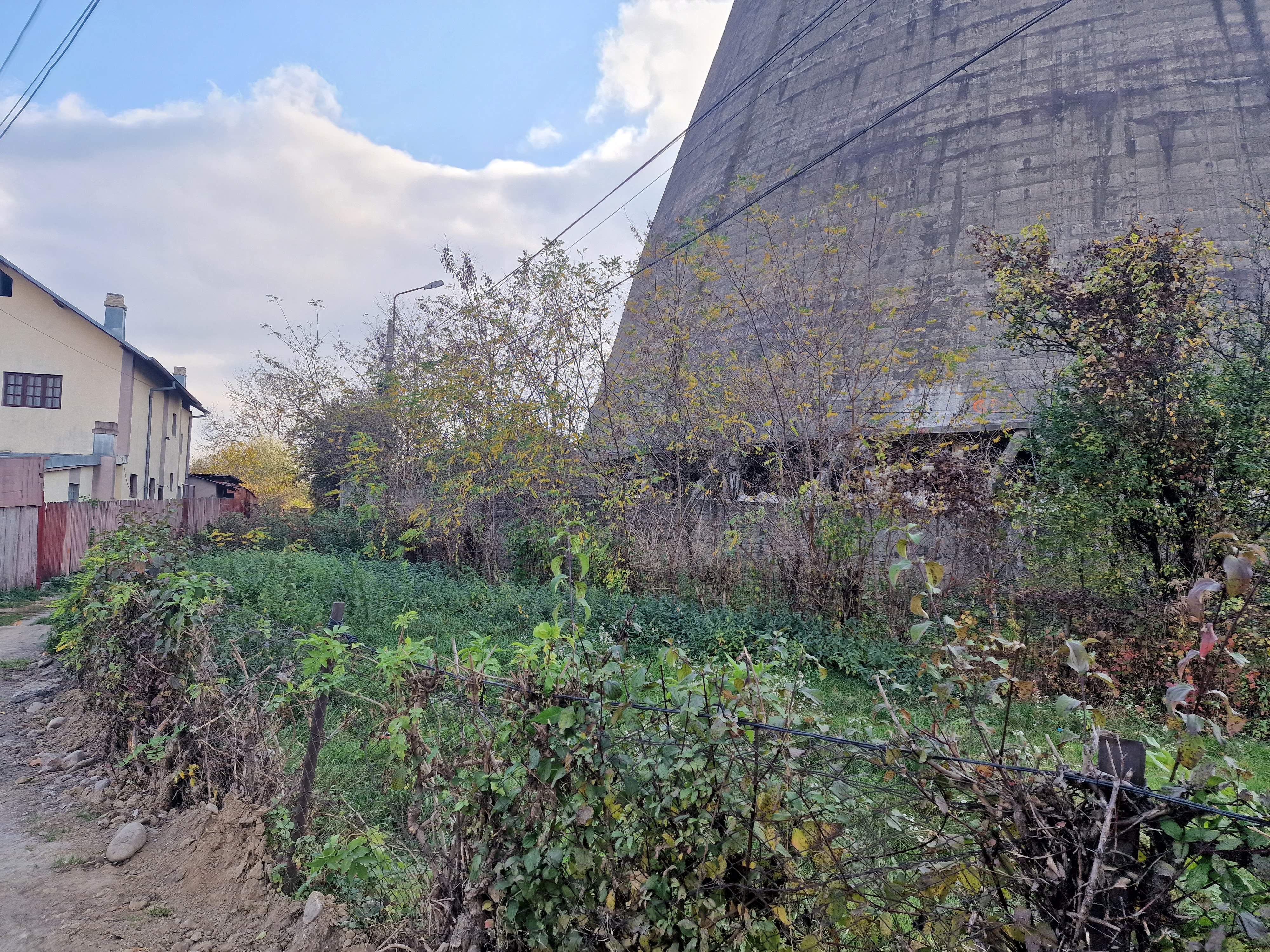 „O să ne zboare pe toţi de aici!”. Locuitorii din Doiceşti au aflat din întâmplare de demolarea turnurilor de peste gard, unde se ridică minicentrala nucleară