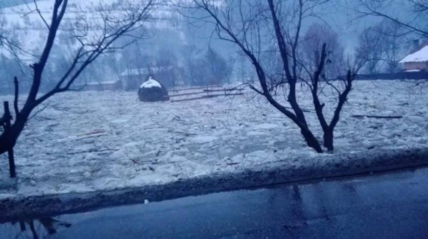 Inundații în județul Bistrița-Năsăud. Zeci de gospodării și mai multe drumuri, măturate de ape după topirea gheții