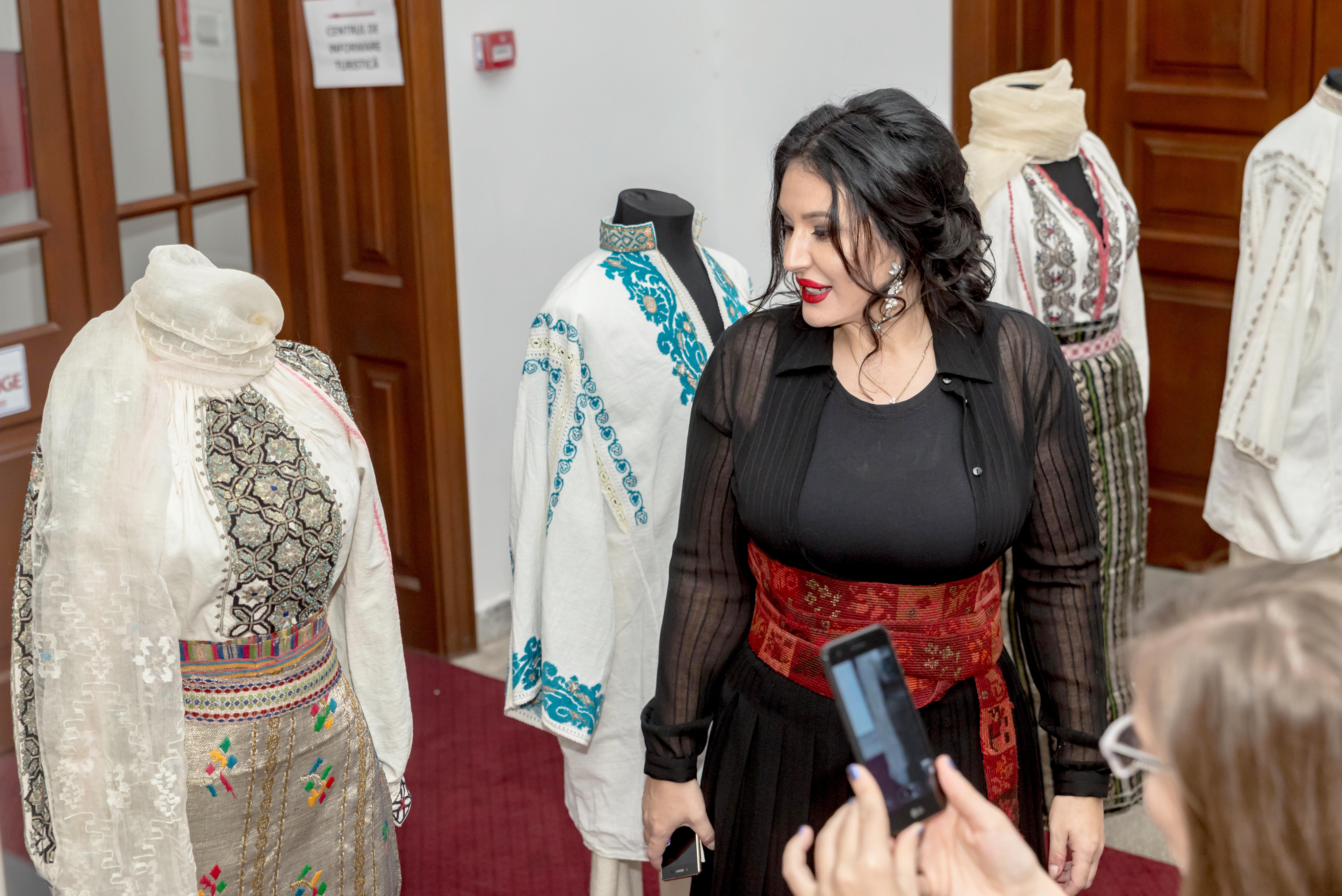 REPORTAJ/Diana Toma, profesoara de engleză din Buzău care are 100 de ii. ”Sunt terapeutice, te încarci cu energie când le porți”