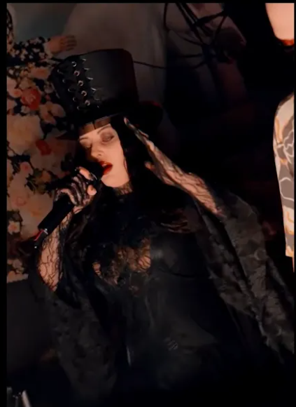 Cum s-a costumat Delia de Halloween. Artista, aproape de nerecunoscut într-un club din Capitală