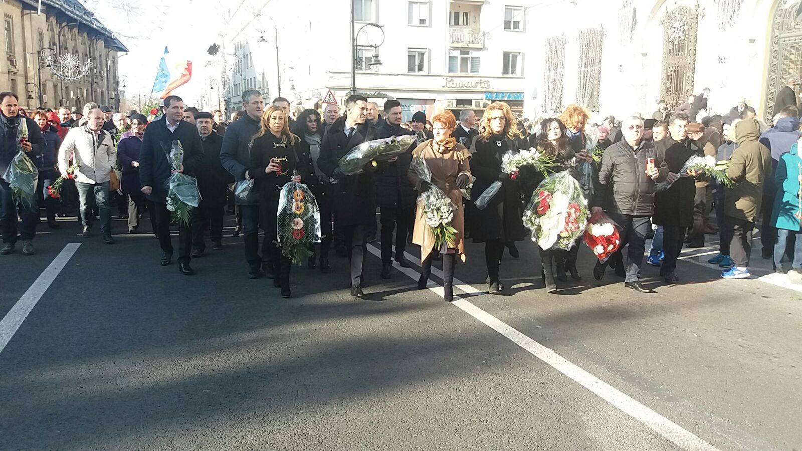 VIDEO & FOTO| Peste 8.000 de social-democrați, la un marș în memoria Regelui Mihai. Ministrul Olguța Vasilescu a purtat un accesoriu inedit