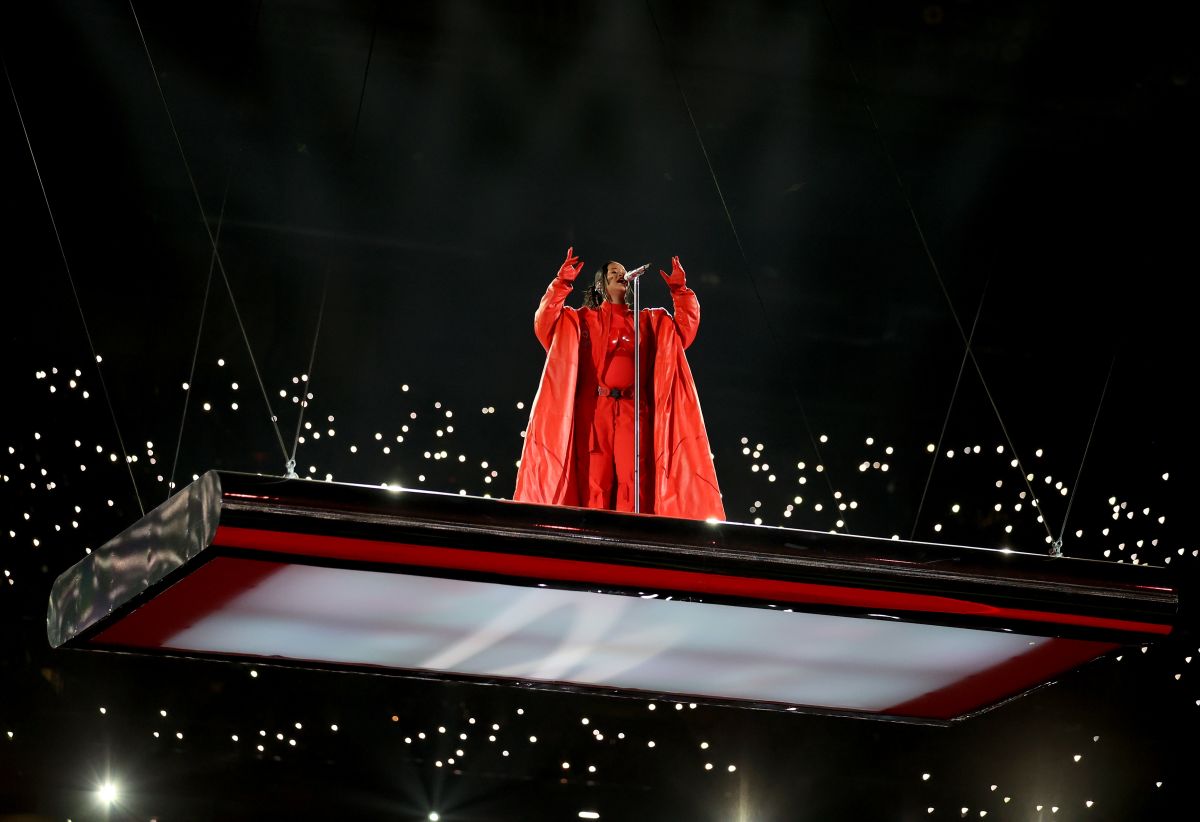 Rihanna a dezvăluit că este din nou însărcinată, în timpul concertului din pauza Super Bowl 2023