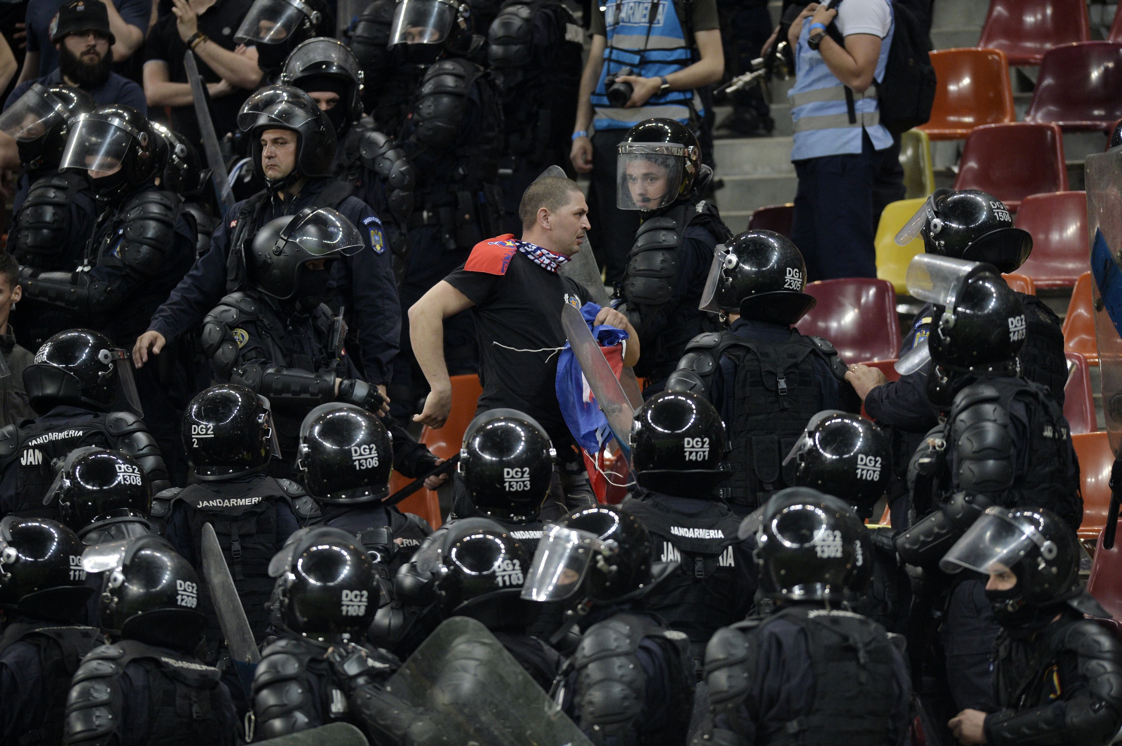 Câți suporteri au fost reținuți de Jandarmerie după meciul Steaua - Rapid: ”Sancțiuni pentru peste 50 de persoane” / GALERIE FOTO