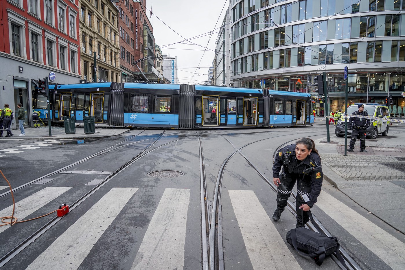 Un tramvai a deraiat la Oslo şi a intrat într-un magazin din centrul orașului. Patru oameni au fost răniți I VIDEO