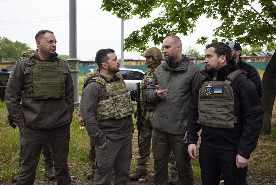 Zelenski, vizită pe frontul din est, prima ieșire din Kiev de la începutul războiului. „Ne vom apăra pământul până la capăt”