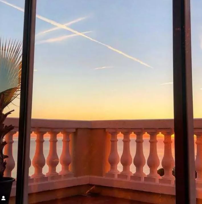 Imagini din casa în care Mihaela Rădulescu locuiește în Monaco. Are rochii în loc de perdele și multe statui cu femei goale