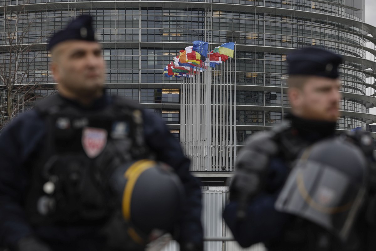 Protest al fermierilor francezi în fața Parlamentului European de la Strasbourg. Iohannis va rosti miercuri un discurs în PE