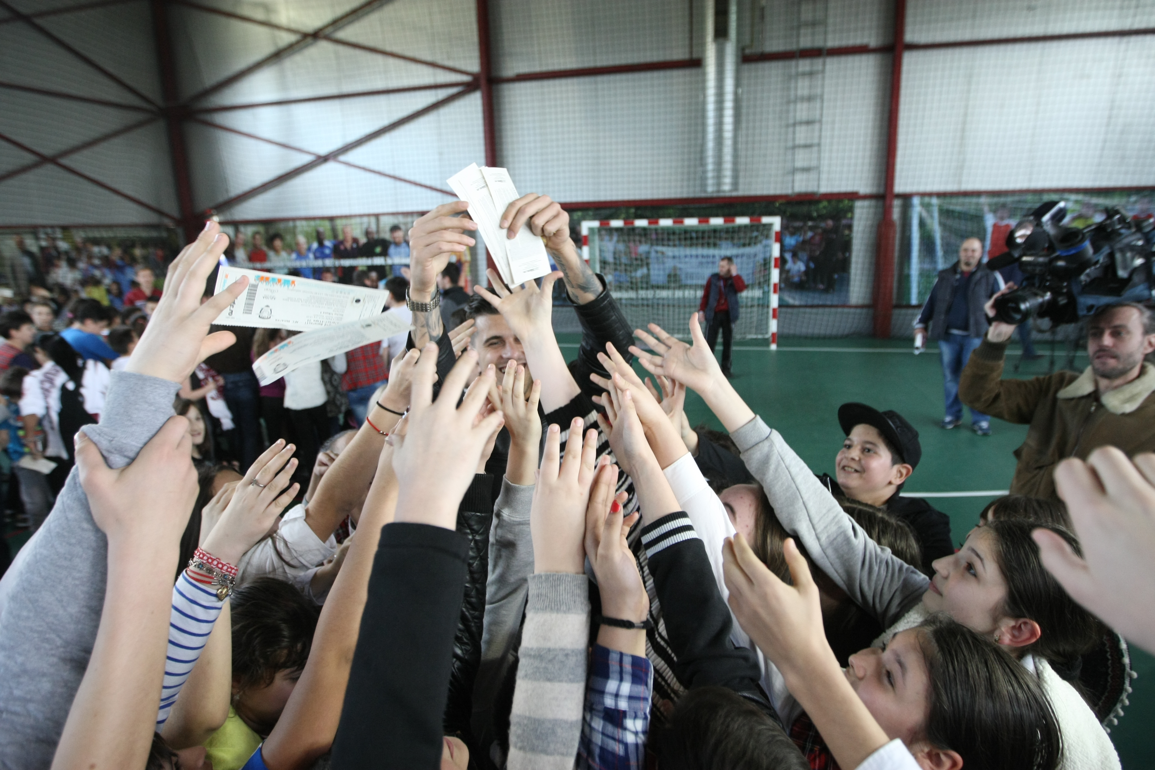 Rapidiștii au împărțit bilete la Școala nr. 162 din Giulești. Vineri, Rapid - Dunărea Călărași, derby-ul din Liga 2/ FOTO