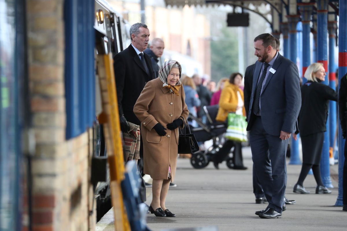 FOTO| Surpriză pentru călătorii unui tren din Marea Britanie. Au călătorit cu Regina care mergea la reședința unde va petrece Crăciunul