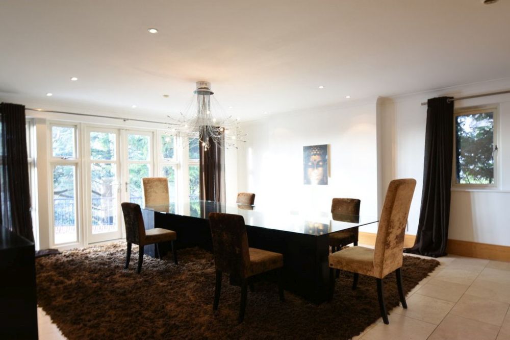 GALERIE FOTO / Cum arată casa de lux a lui Cristiano Ronaldo din Manchester. Starul de la Juventus o scoate la vânzare pe mai puțini bani decât a luat-o!