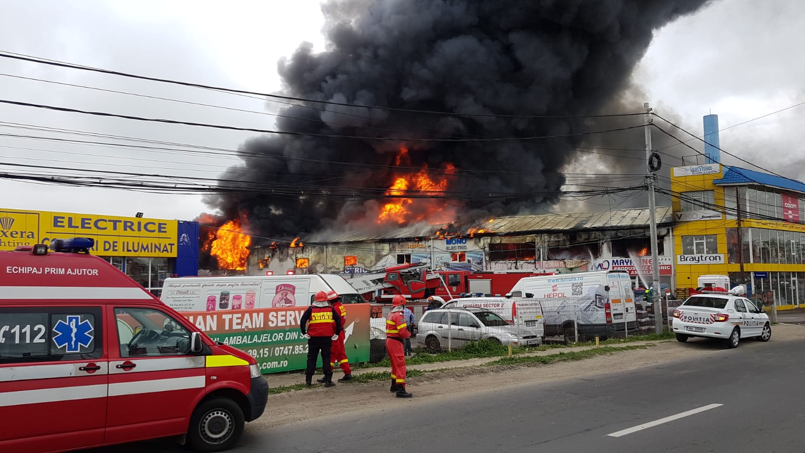 FOTO&VIDEO / Incendiu violent la un depozit de mase plastice și vopseluri de lângă București. Trei persoane au ajuns la spital