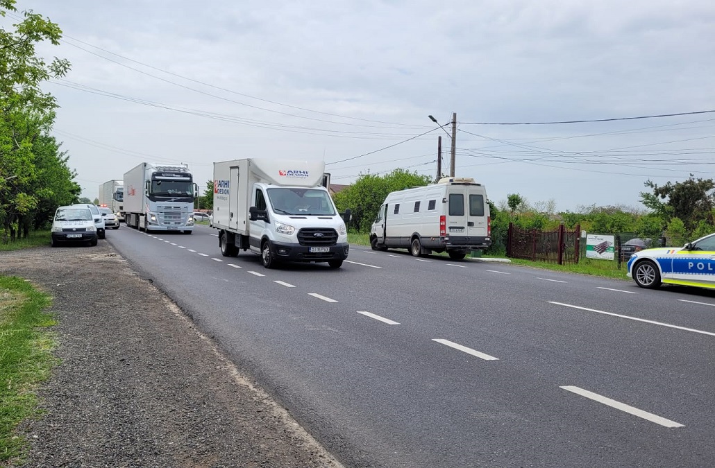 O dubă cu deținuți a intrat pe contrasens și a lovit o mașină de poliție, pe E85, la Poșta Cîlnău, în Buzău