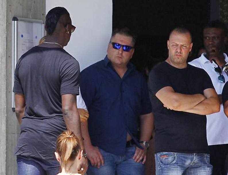 Mario Balotelli și-a înmormântat tatăl adoptiv. I-a fost alături și cel mai important impresar din Italia / GALERIE FOTO