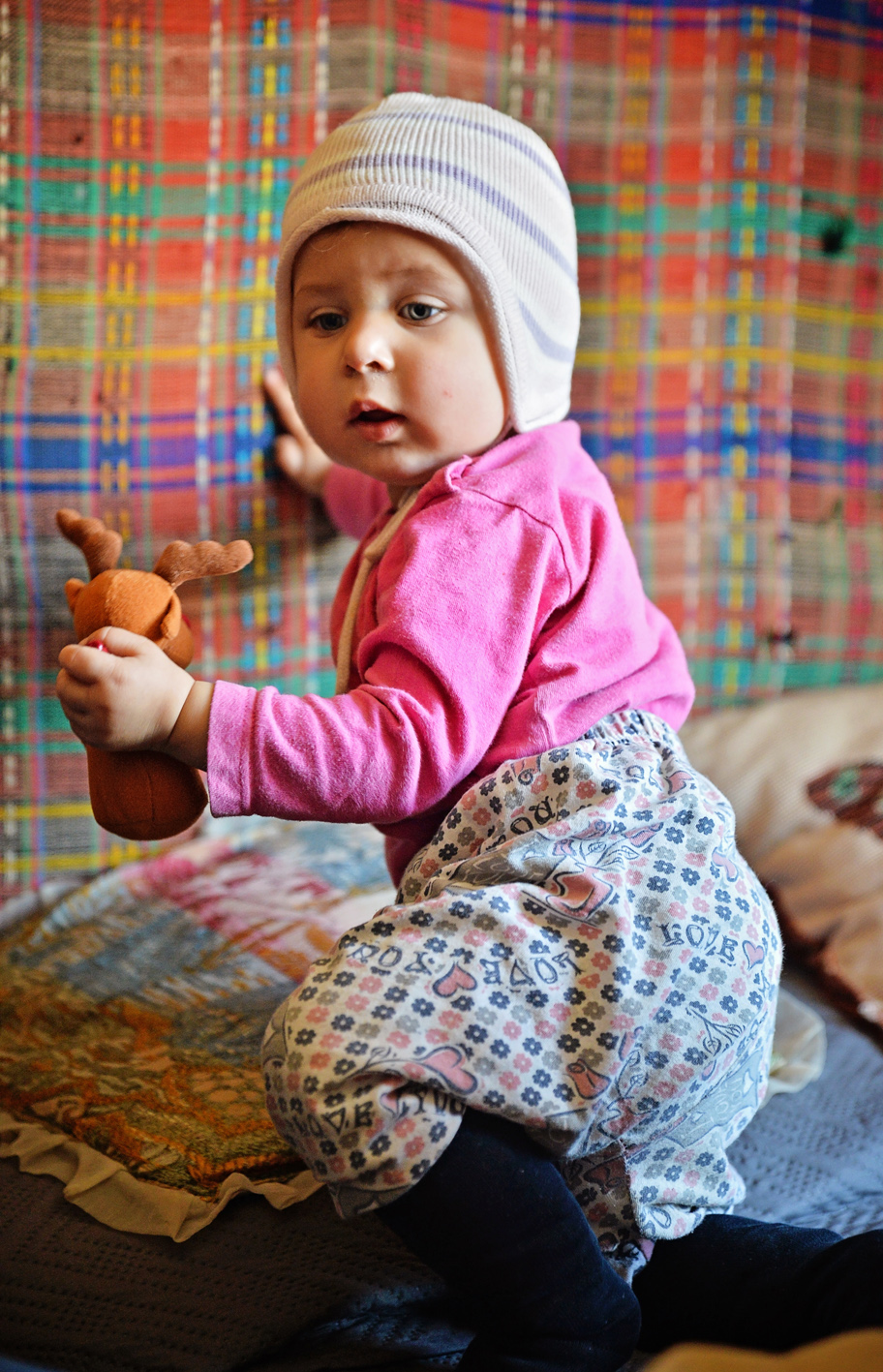 8 oameni și două pisici care locuiesc în 50 mp și-au petrecut sărbătorile în întuneric. Familia pentru care firele de curent electric sunt la doi pași, dar totuși prea departe