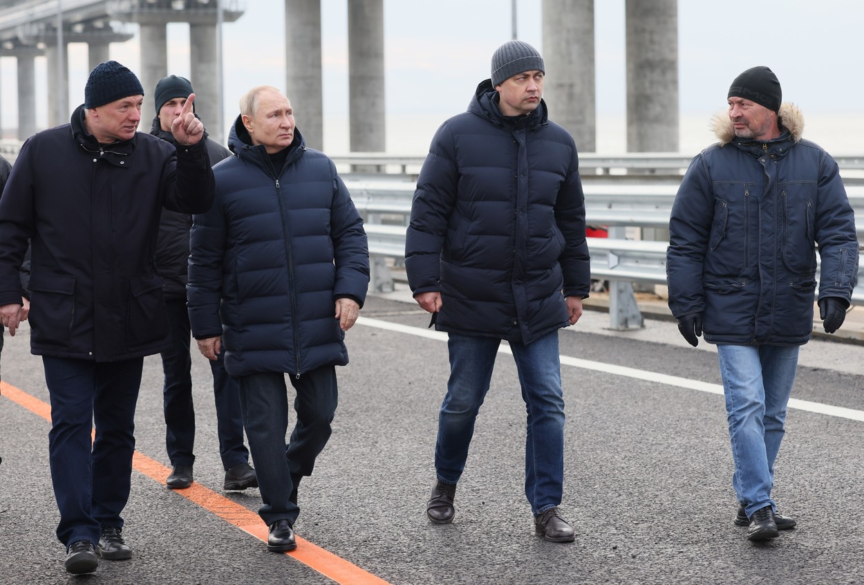 VIDEO | Putin a condus pe podul din Crimeea, redeschis pentru traficul rutier după explozia din octombrie