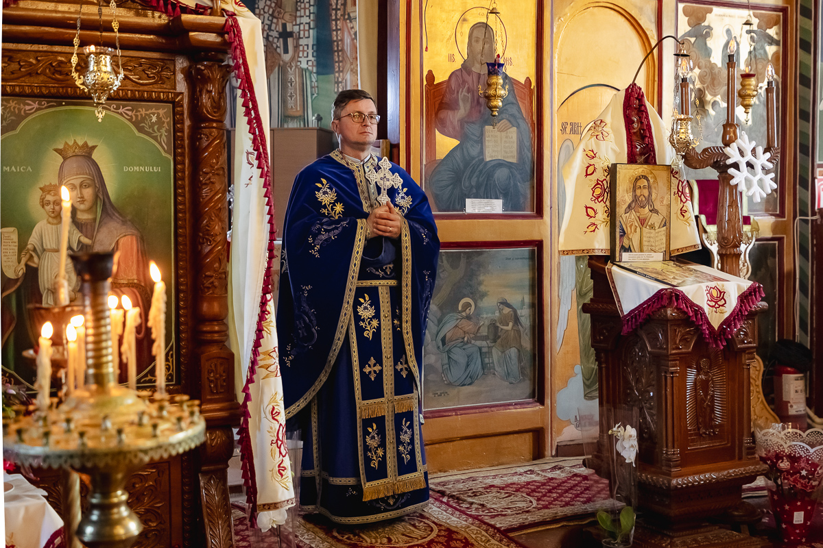 REPORTAJ Boboteaza pe malul Dunării, în comuna Ostrov: procesiune la debarcader, concurs de prins crucea și curse de cai