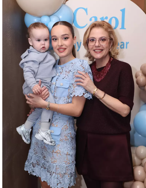 Raluca Moianu i-a tăiat moțul nepoțelului ei. Ce a ales Carol de pe tăviță. „Nașul Dan Alexa ne-a spus că a făcut cea mai bună alegere”