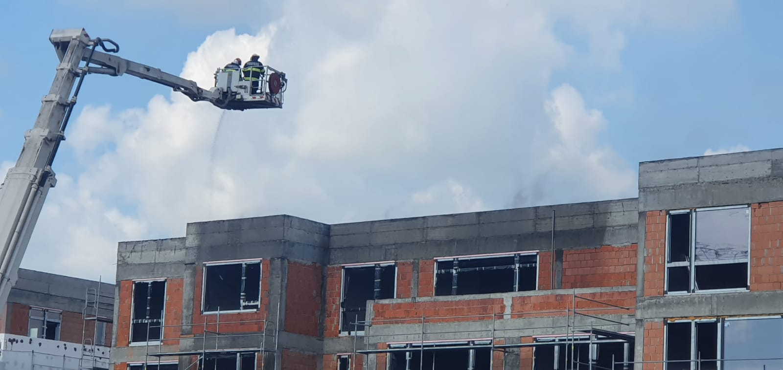 VIDEO | Incendiu masiv în nordul Capitalei, în zona Pipera. Un bloc în construcții, cuprins de flăcări