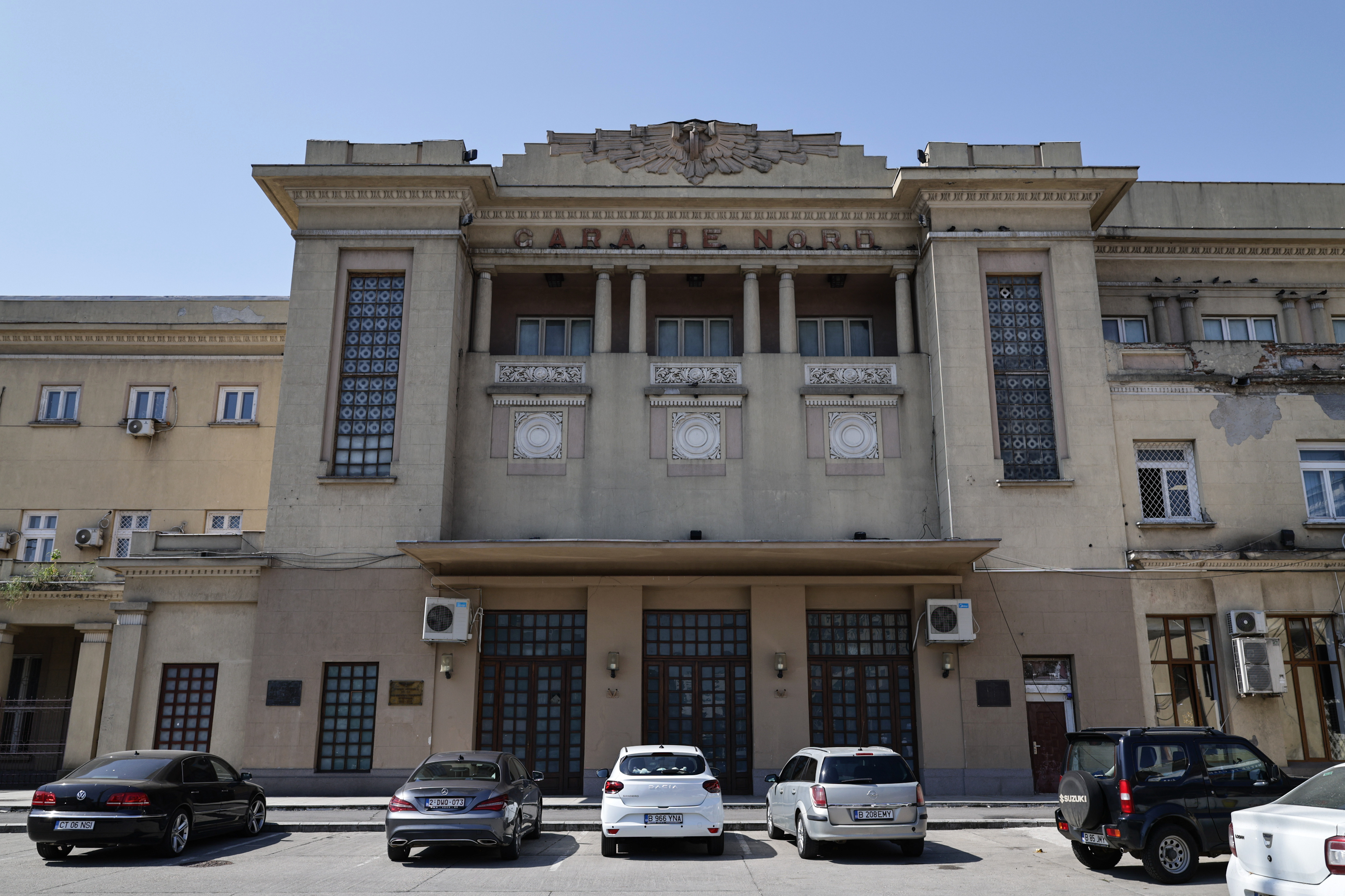 Icoane, merdenele și chiloți. Între istorie și mizerie: ce s-a ales de una dintre cele mai importante clădiri din București