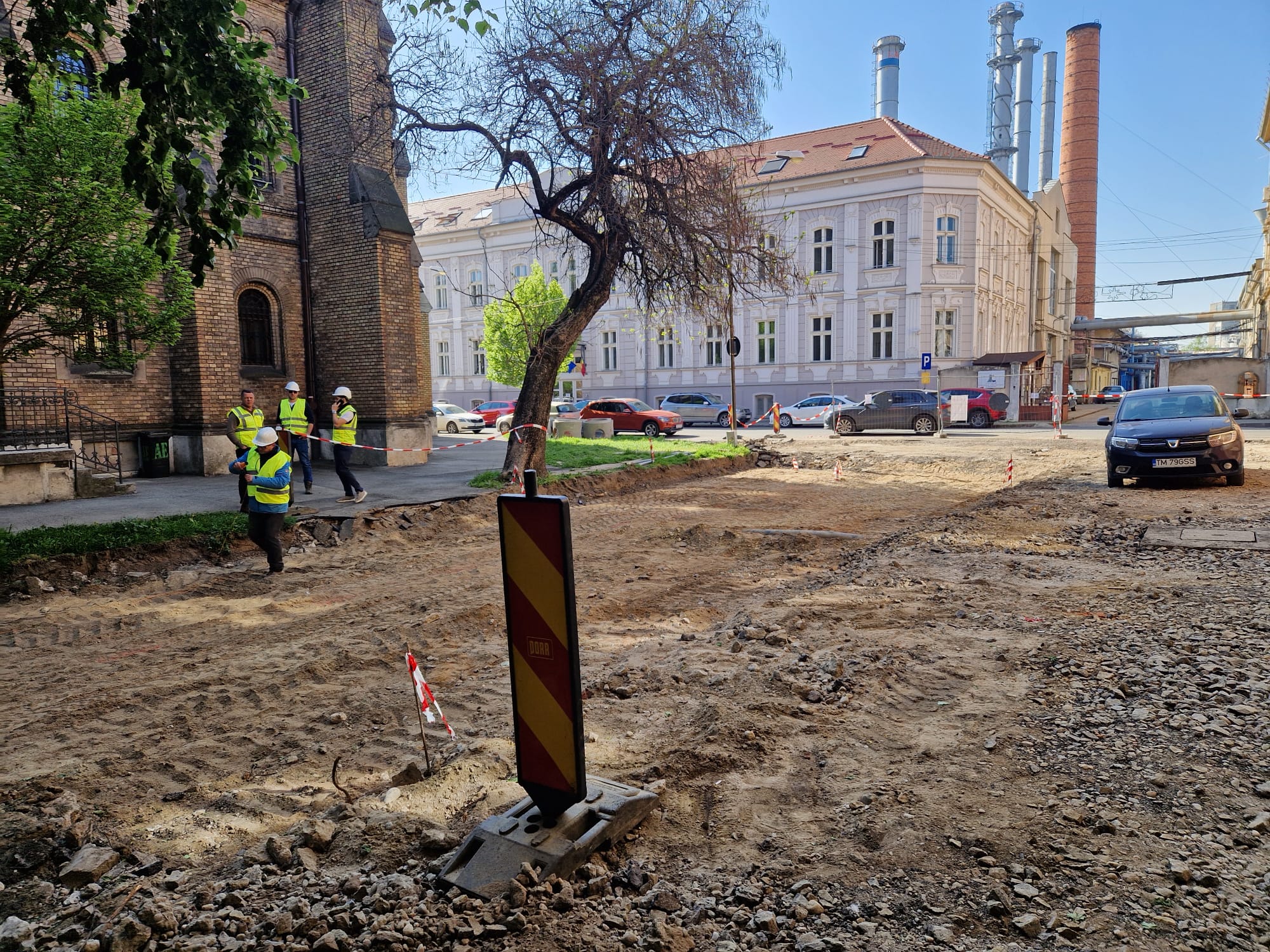 Așa arată România educată. Imagini dezolante într-un liceu din Timișoara. Elevi înghesuiți la subsol, în clase pline de igrasie și mucegai.  „Venim cu măști de protecție ca pe timpul pandemiei de Covid”