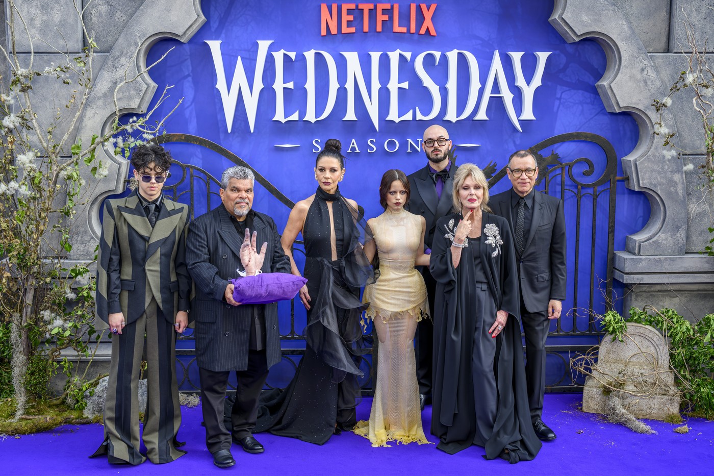 Cine l-a însoțit pe actorul român Victor Dorobanțu în Londra, la premiera sezonului 2 din serialul „Wednesday”