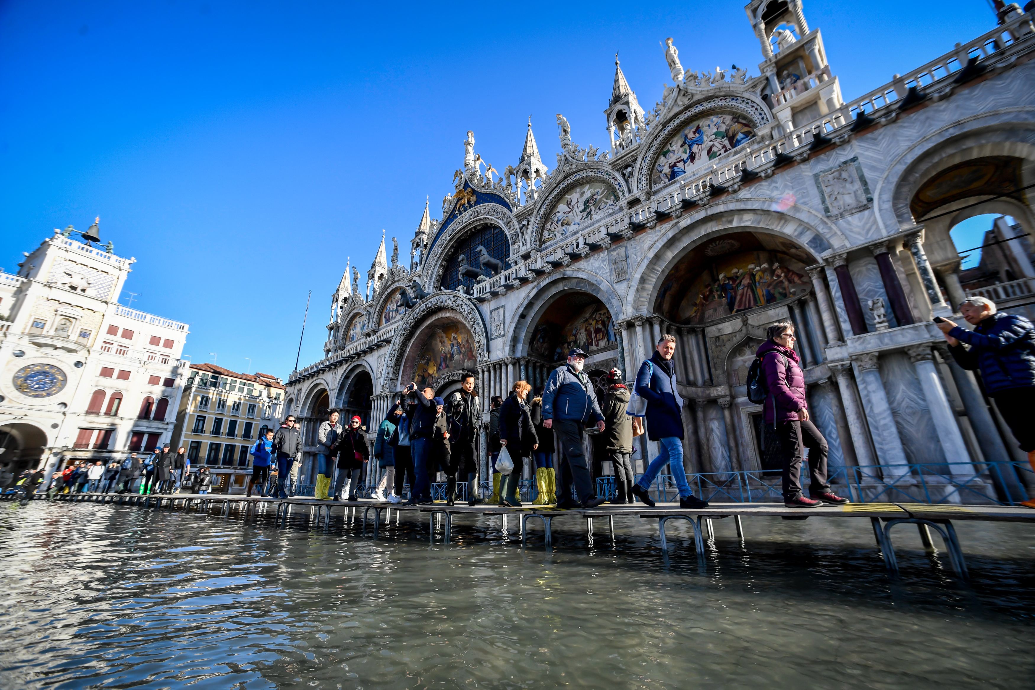 Veneția este îngenuncheată de ape. Localnicii, în lacrimi. Turiștii zâmbesc la selfie în cizme de cauciuc