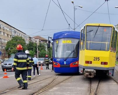 Accident între două tramvaie la Oradea. O persoană a fost rănită