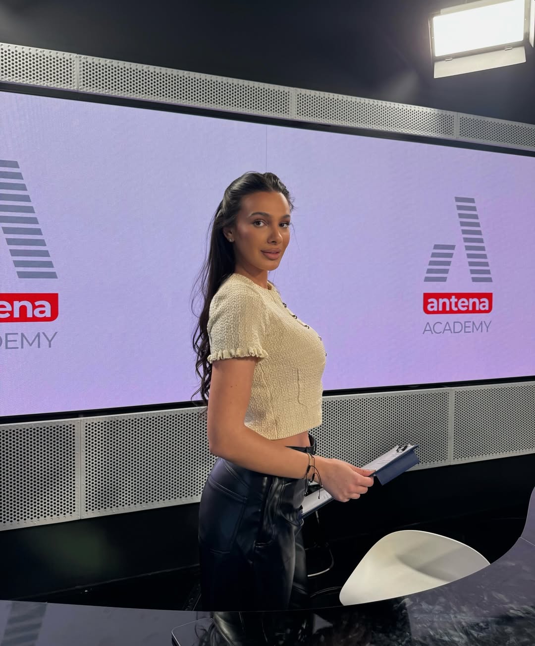 De la „Insula Iubirii” la pupitrul Observator. Andreea Crăciun este noua prezentatoare meteo de la Antena 1
