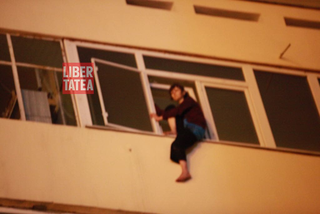UPDATE: GALERIE FOTO/ Operațiune dramatică de salvare a femeii care amenința că se aruncă de la etajul al cincilea al unui bloc din Buzău