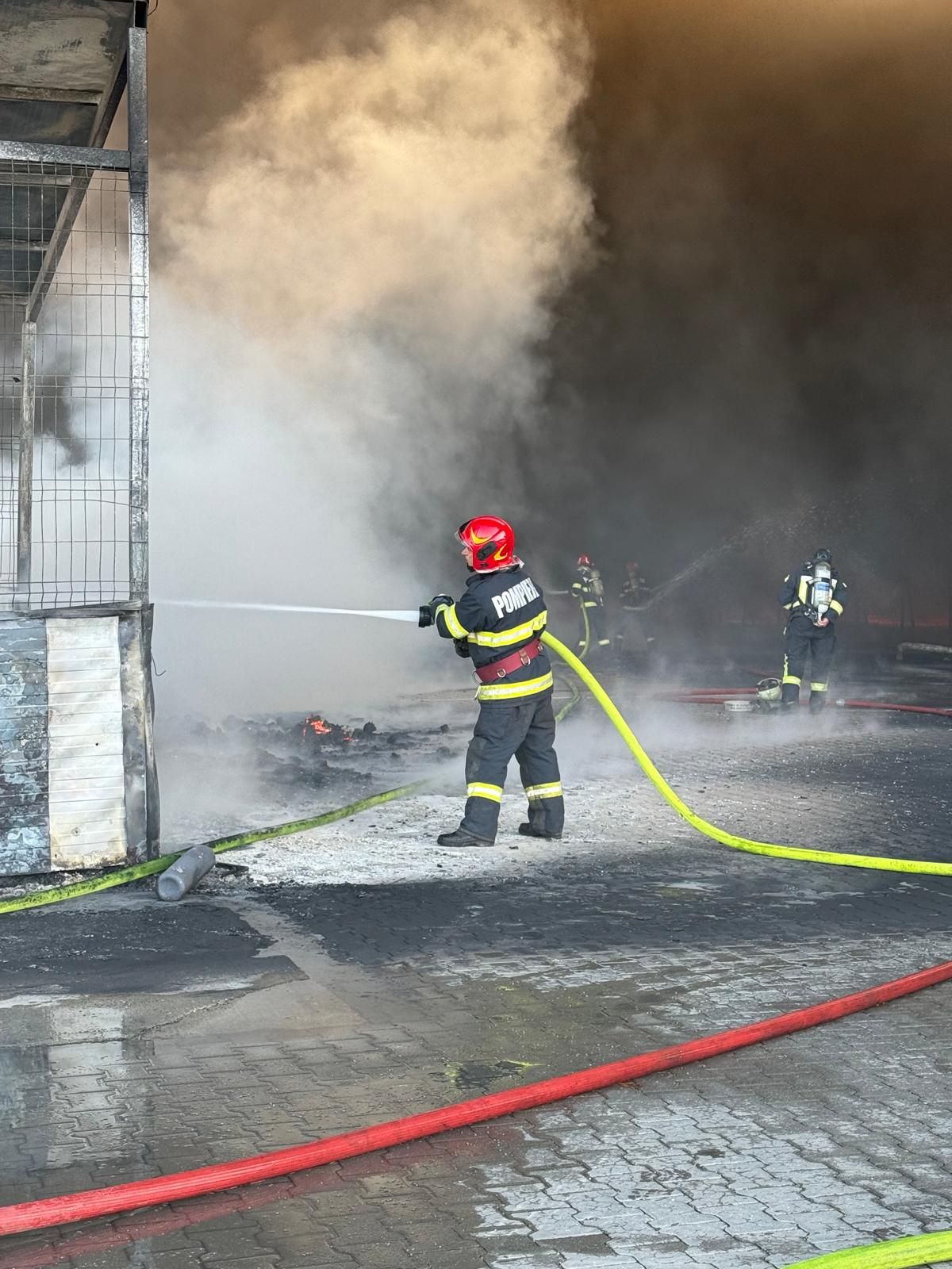 Incendiu la o fabrică de polistiren din Arad: norul uriaș de fum negru se vede de la zeci de kilometri, au fost emise trei mesaje consecutive RO-Alert