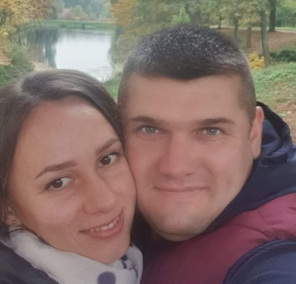 Imagini copleșitoare cu tatăl care plânge în hohote, după ce a aflat că soția și fiica lui au murit în grădinița din Brovarî