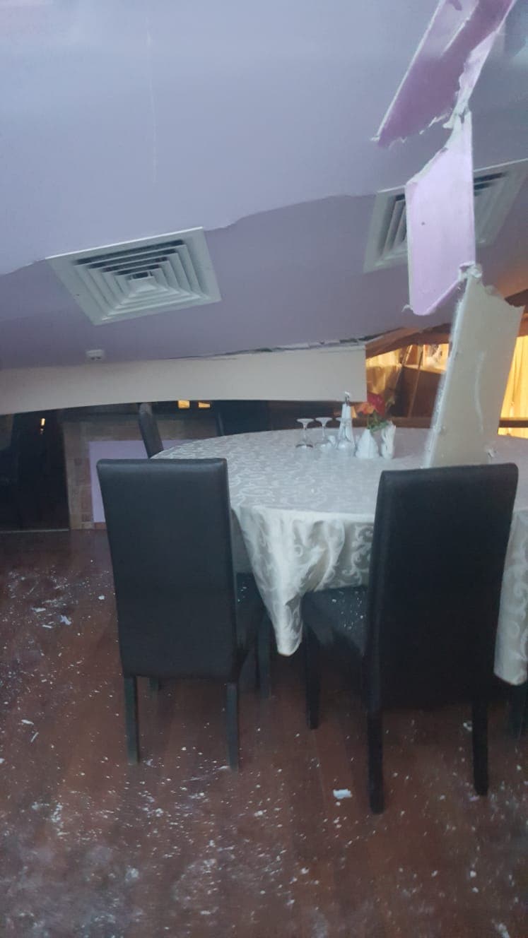 Tavan prăbușit într-un centru comercial din Vaslui. Trei persoane, printre care un copil de un an, rănite