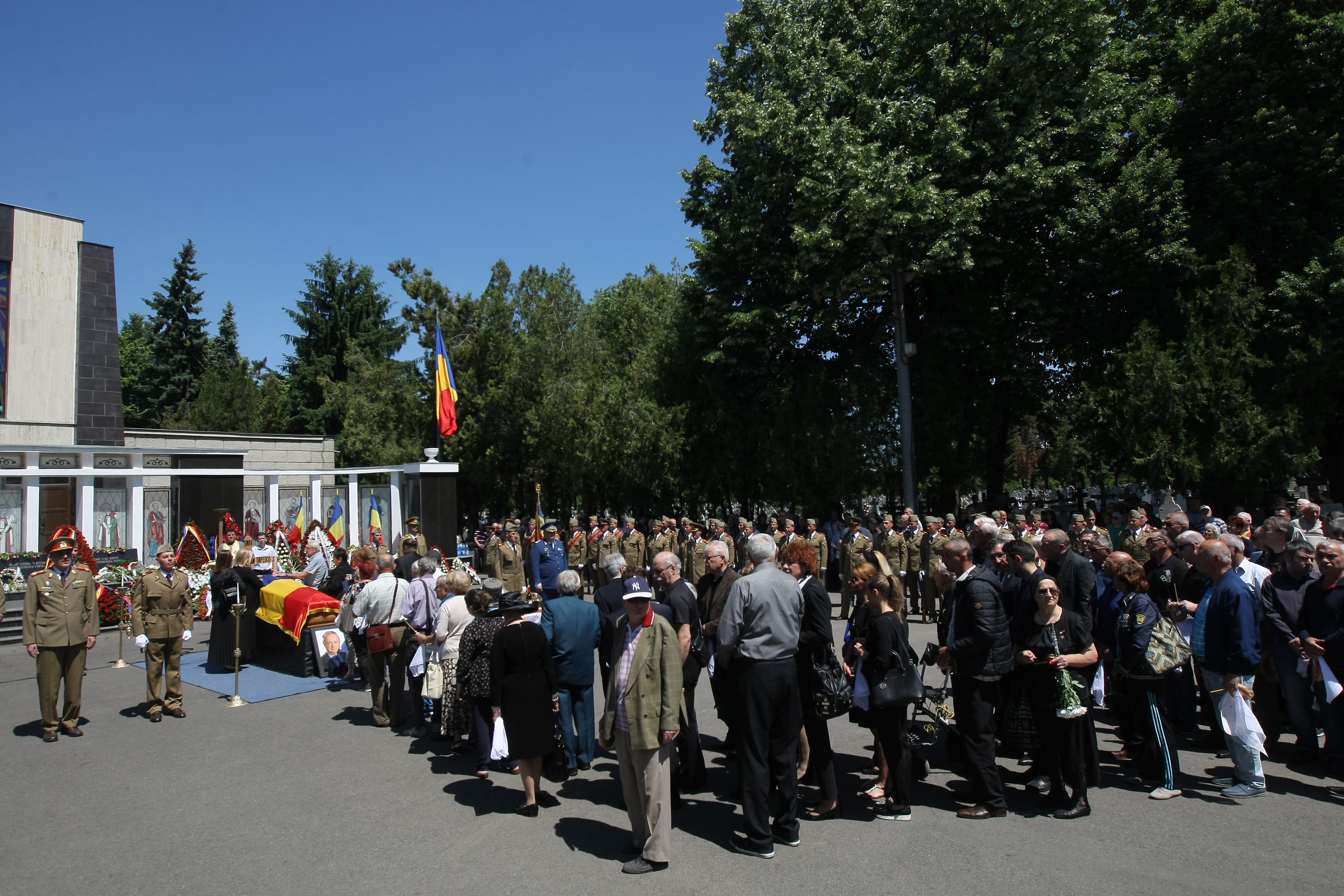 GALERIE FOTO&VIDEO/ Cristian Țopescu, înmormântat cu onoruri militare, la Cimitirul Ghencea Militar din București