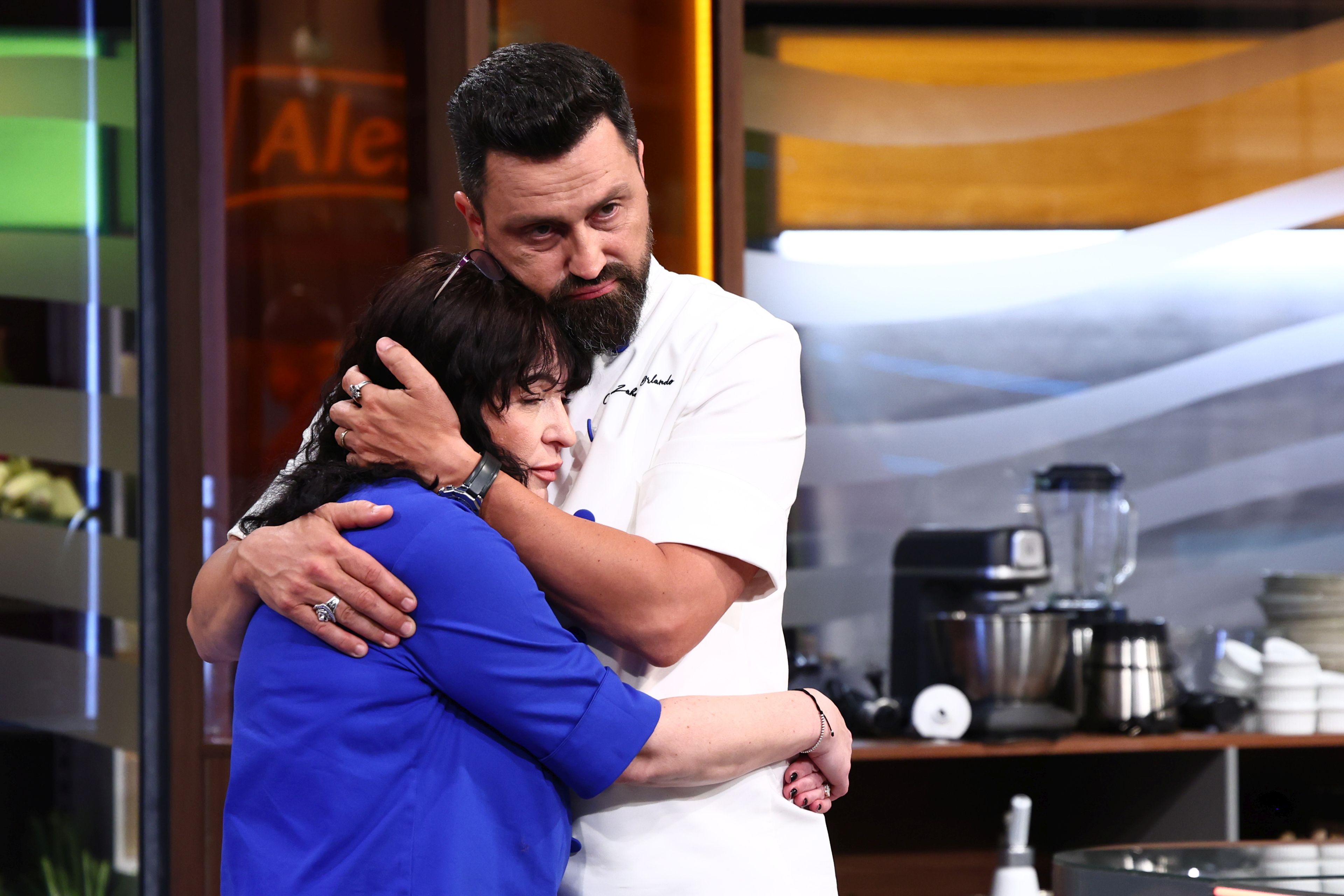 Mirela Chirulescu a fost eliminată de la „Chefi la cuțite” 2025. Schimbări în trei echipe, după duelul amuletelor dintre chef Richard și chef Orlando