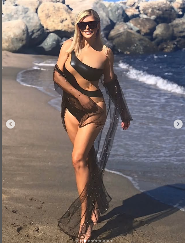 Imagini cu Loredana Groza în costum de baie la 55 de ani. Fanii au rămas fără cuvinte. „Cea mai asumată femeie!”