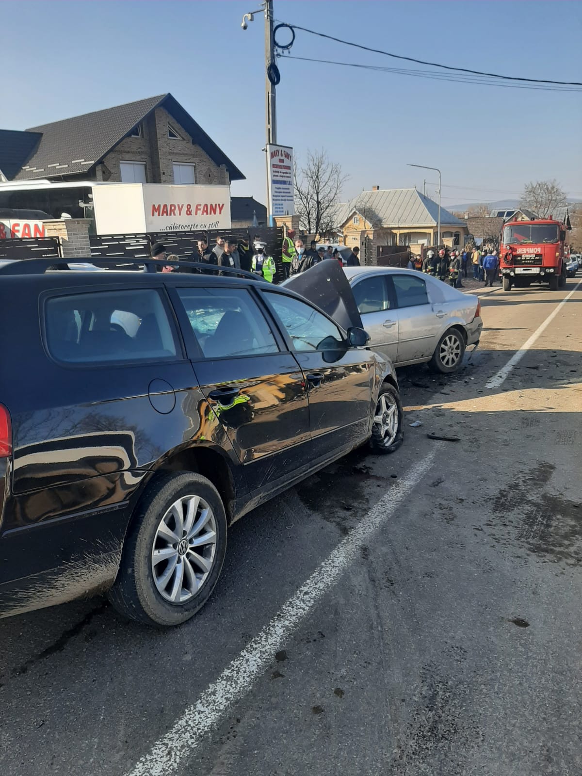 Accident grav în Suceava, între un microbuz școlar și două autoturisme. 23 de persoane au ajuns la spital