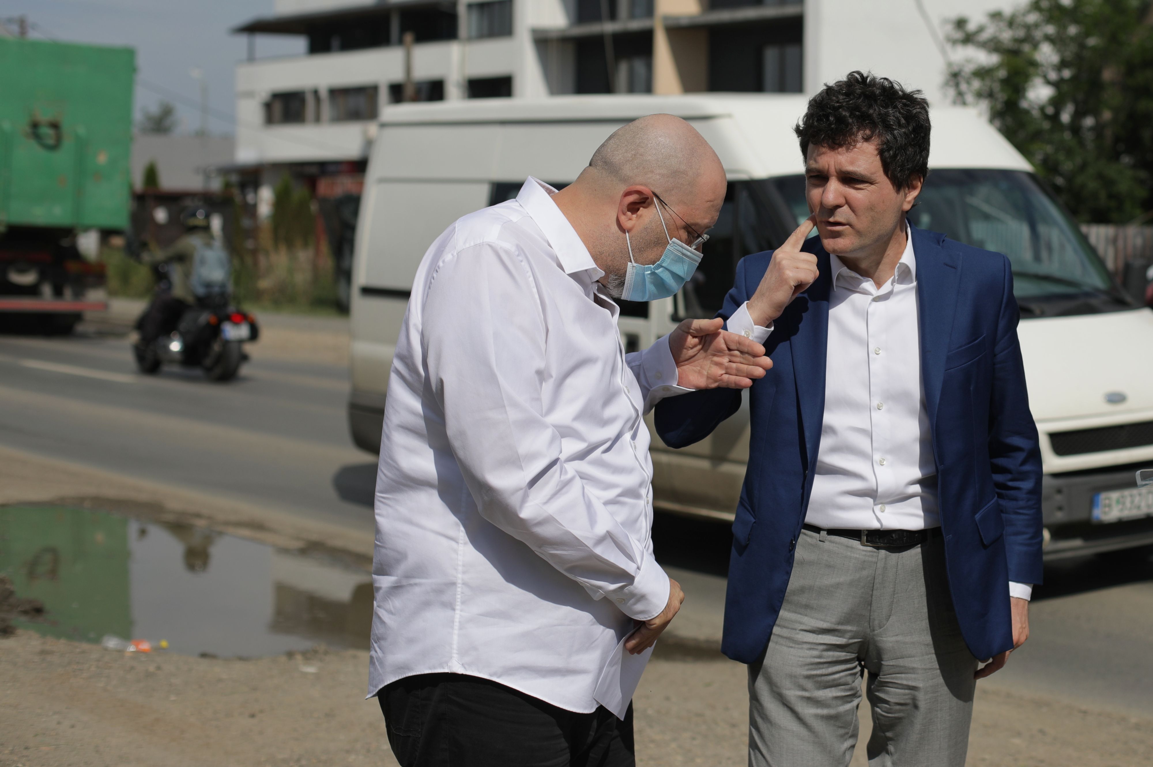 Conferință de presă cu scandal. Nicușor Dan și viceprimarul Bădulescu s-au îmbrâncit: “Eşti mână în mână cu mafia PNL” vs. “Du-te, domnule, de aici!”