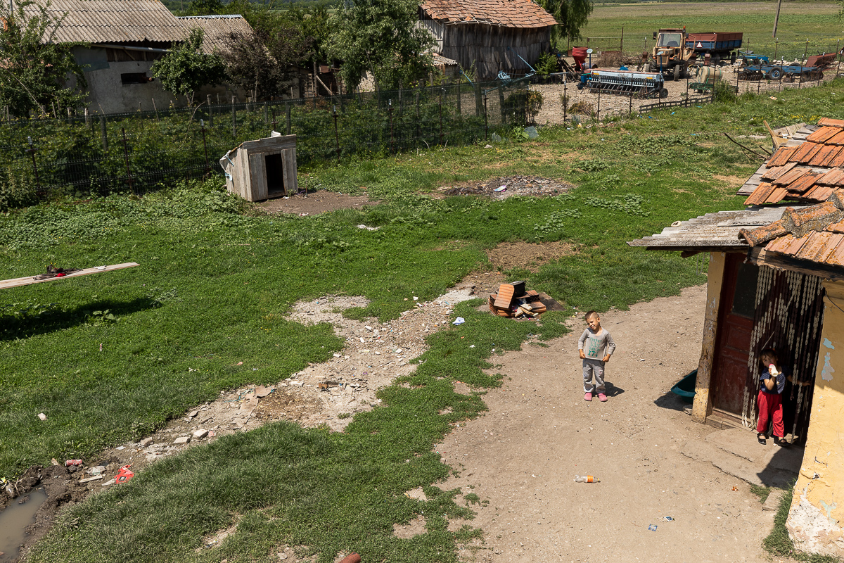 Crește casa lui Georgică. Băiatul de 16 ani din Dâmbovița care vindea bălegar pentru a-și ridica un cămin a petrecut prima noapte sub propriul acoperiș. Mai are nevoie de ajutor ca s-o termine