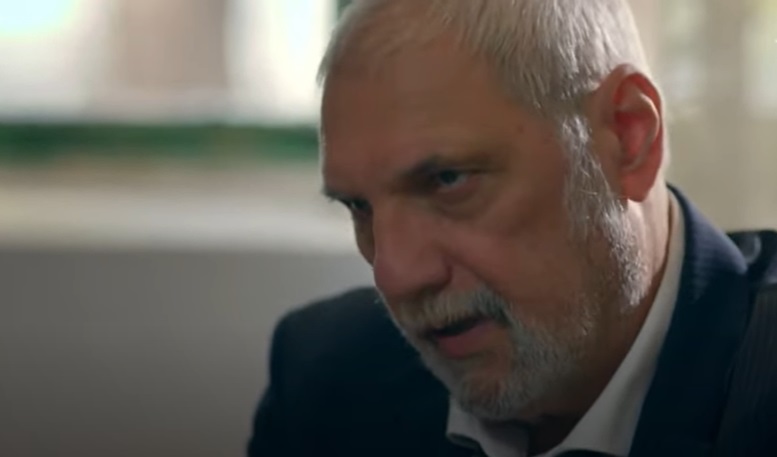 Ultima apariție într-un serial a actorului Doru Ana. Personajul său a avut un destin tragic în „Adela”, producția de la Antena 1